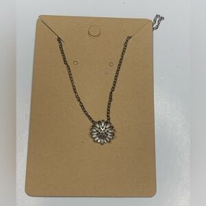 Daisy silver necklace.